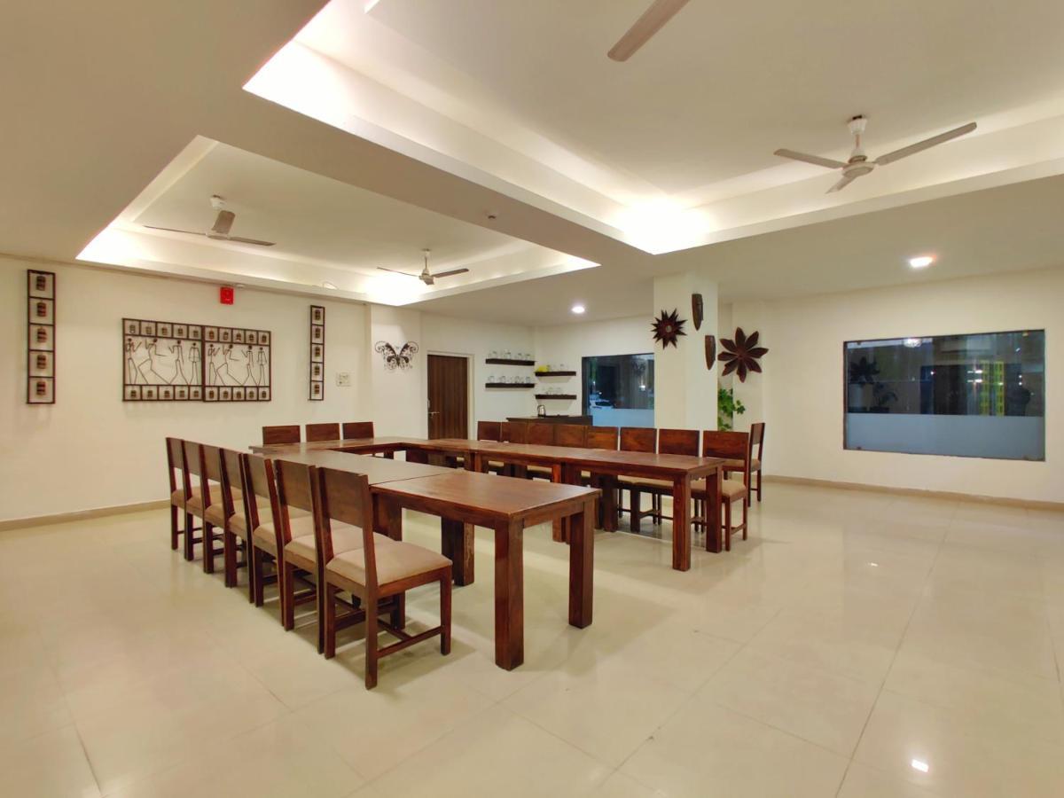 Golden Chariot Hotel Daman Exterior foto