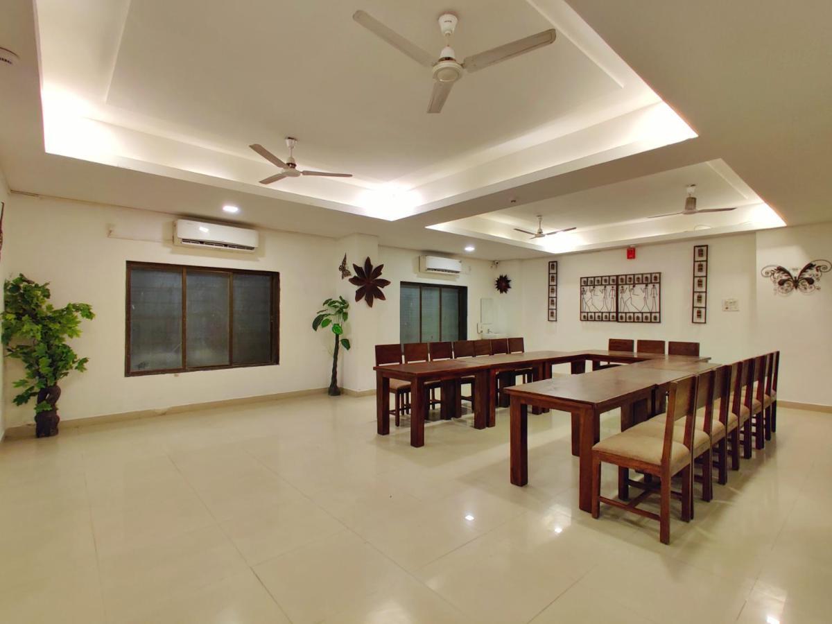 Golden Chariot Hotel Daman Exterior foto